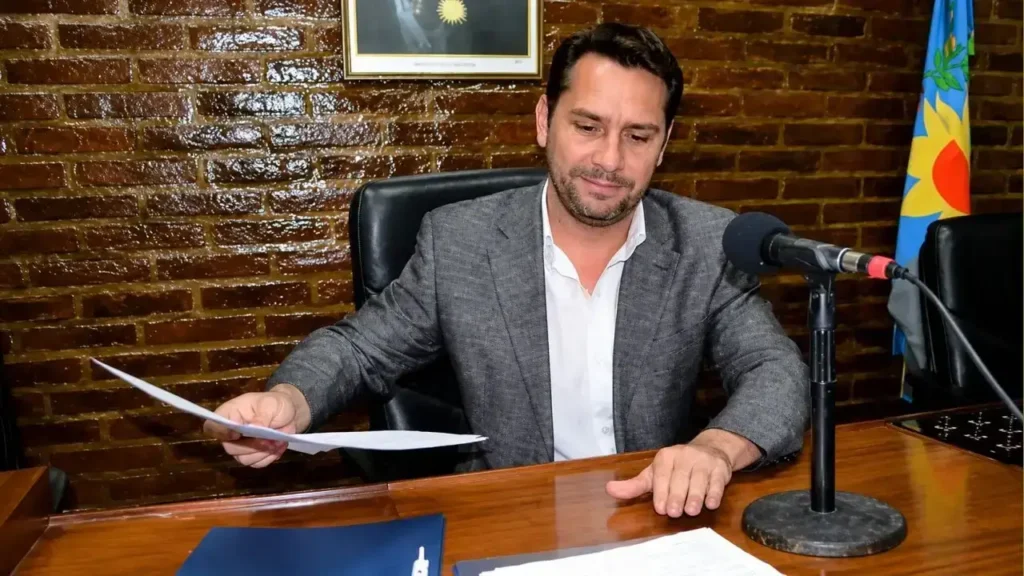 Del I Foro participó el intendente Pablo Descalzo a quién se lo invitó a subir junto a las autoridades el Concejo Deliberante. 