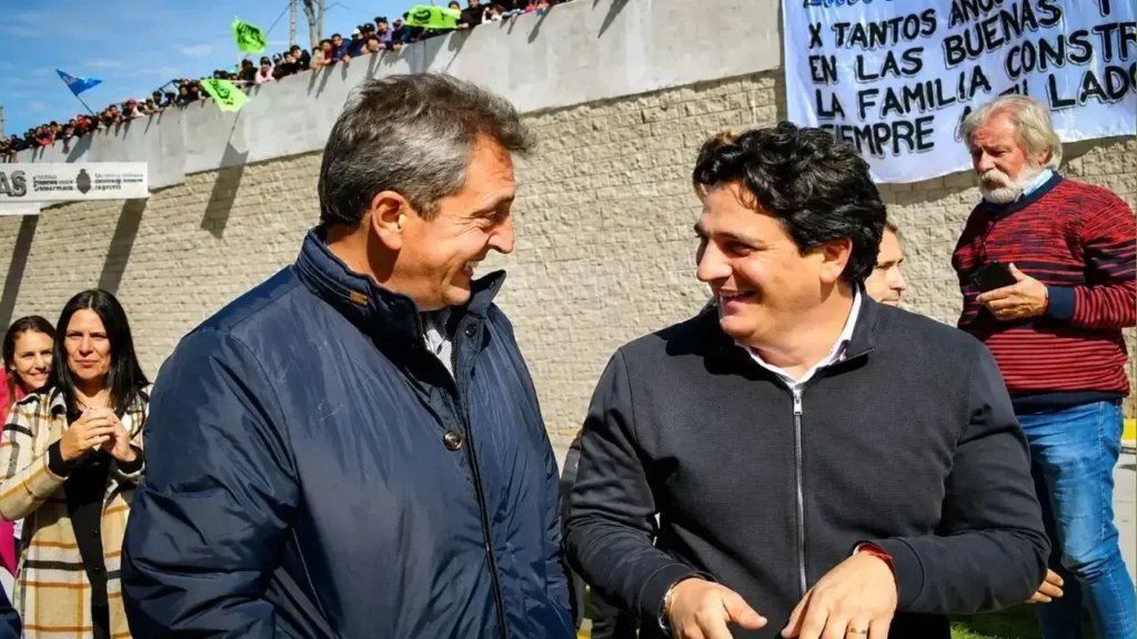 Este giro, que no es extraño, se dio en la misma semana que el Ministro Bonaerense de Transporte, feliz de tener una foto junto al Pollo Sobrero, confirmó que quería ser intendente de Morón.