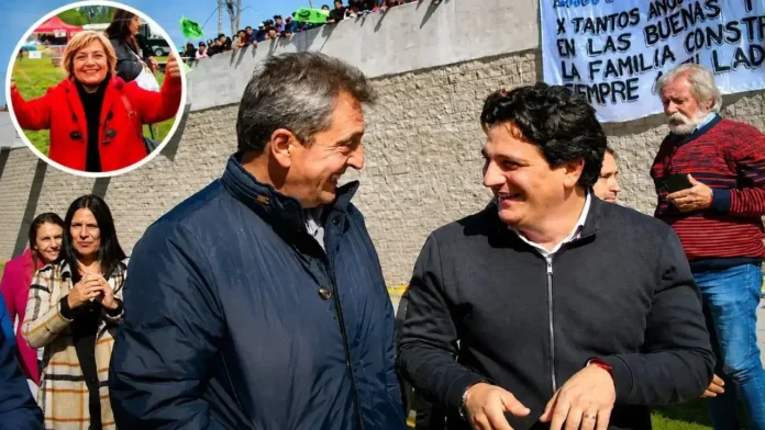 Adriana Ortíz, la nueva Secretaria del Consejo Escoloar corre feliz con los brazos en alto hacia sus compañeros Sergio Massa y Martín Marinucci para darles un fuerte abrazo.