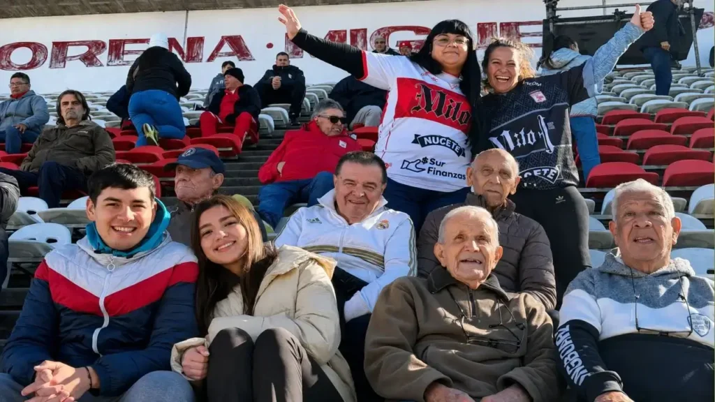 4 - 1 y como loca la hinchada del Dr. Ovando que no llegó a tiempo a pintar su bandera.