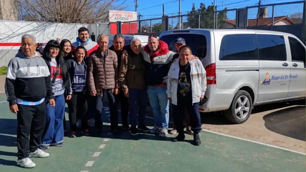 Gustavo Ovando y la barra de hinchas del Deportivo Morón que partieron del Hogar del Dr. Ovando para ver ganar a el Gallo en el Francisco Urbano.