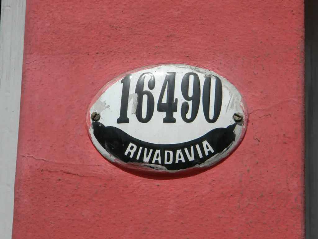 Cruce la vereda y saqué esta foto para saber dónde, que lugar de Haedo, el transporte pública haría historia. Me equivoqué. Pero la foto de ocho años atrás quedó en el archivo de Anticipos.