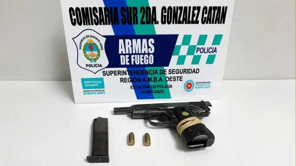 El arma y las balas secuestradas al padre.