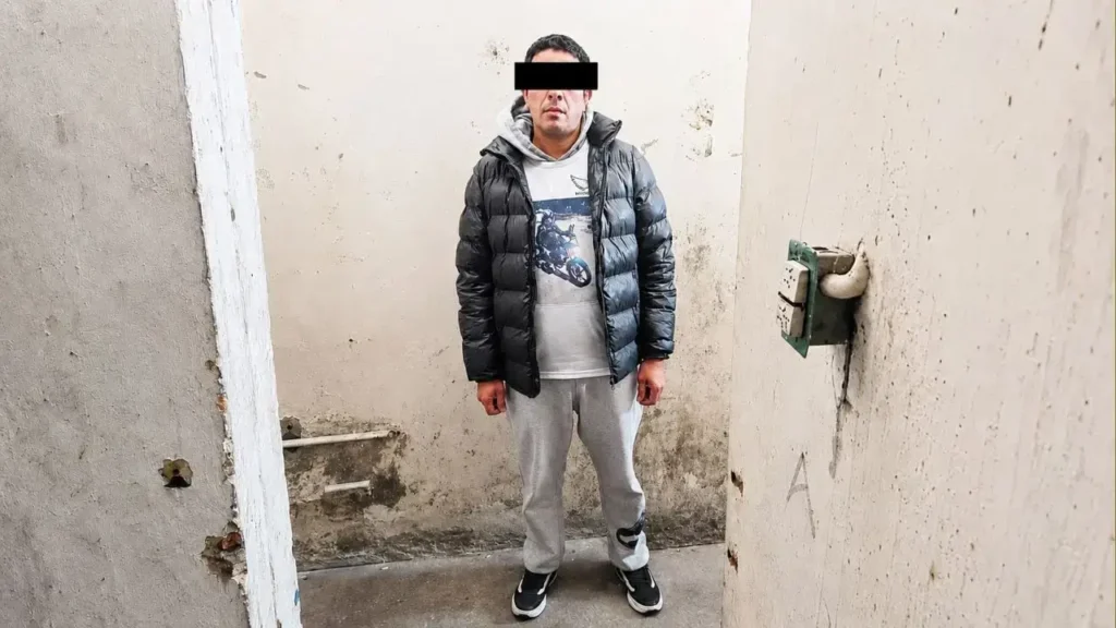 El padre de la víctima, Lautaro Gabriel Herrera de 15 años, se peleó con la Policía en la puerta del Cementerio Privado. Durante la pelea se le cae un arma calibre .38 con dos balas. Terminó en la Comisaría.