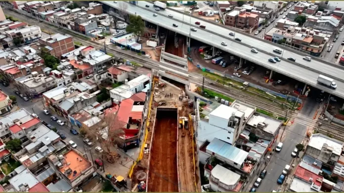 El histórico cruce de la calle Irigoyen tiene los días contados. En el límite entre Liniers y Villa Luro, las obras del nuevo paso bajo nivel entraron en una fase clave para terminar definitivamente con las demoras