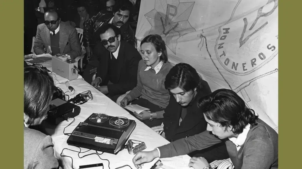 Los sobrevivientes Ricardo Haidar, María Antonia Berger y Alberto Camps en una conferencia de prensa tras recuperar la libertad en 1973.
