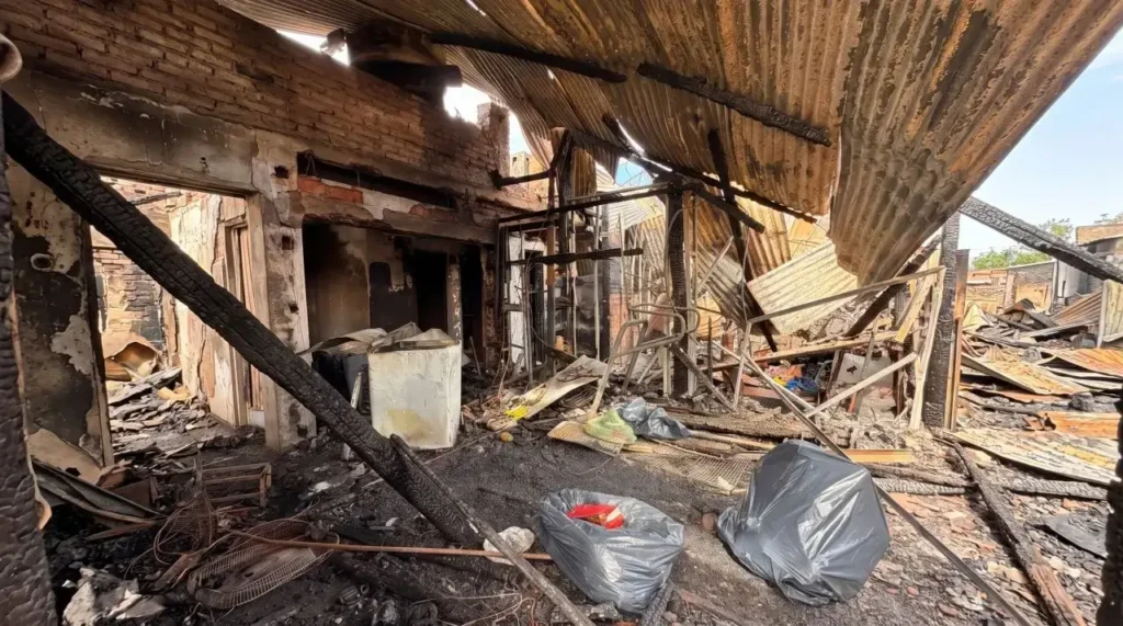 Una vista general del incendio del depósito con vivienda en Morón Centro.