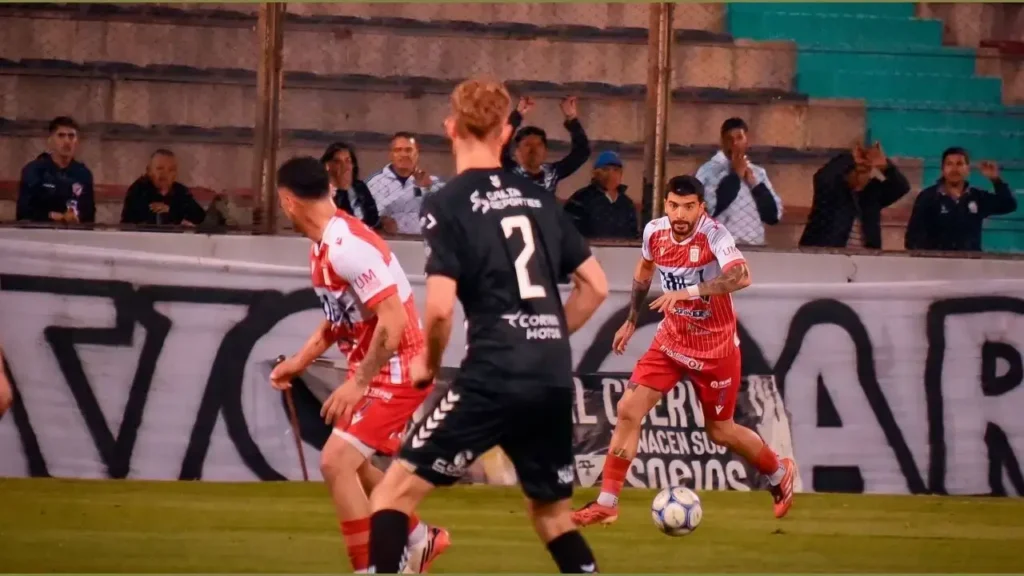 Hubo cruces, jugadas fuertes y agarradas, pero nada que justificara tarjetas o penales. Un partido pareja que no pasará a la historia.