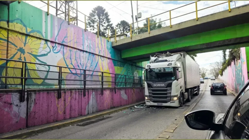 Va a ser todo un problema reparar la cabina del camión que impactó contra el túnel de Haedo.