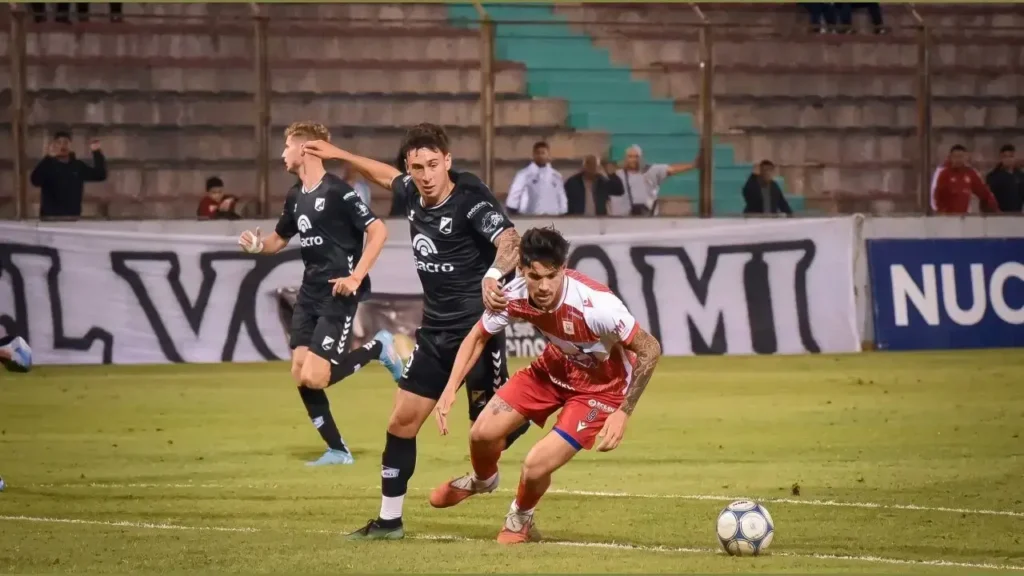 El rival tampoco dio respiro. Atacó, defendió, contratacó exigiendo lo máximo de Morón que se vio en el partido de ayer. 