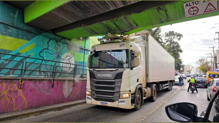 Un camión Scania intenó atravesar el Túnel de Haedo y quedó atascado. El chofer logró sacarlo y tuvo que maniobrar marcha atrás casi 80 metros en pendiente.