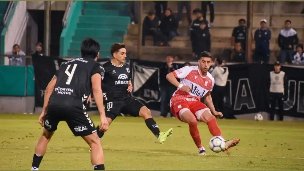 El primer tiempo fue de los más pobre, sin fútbol, sin estrategia, sin juego y eso lo hizo más que aburrido. Nadie esperó algo durante el primer tiempo.