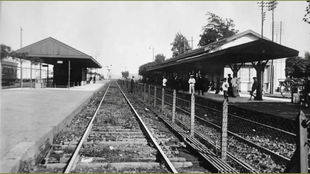 la estación de Haedo a principios del siglo XX. Hermosa y vinculaa al Ferrocarril como pocas. Desde la actual Estación de Haedo partirá la La Stephenson N° 2037.