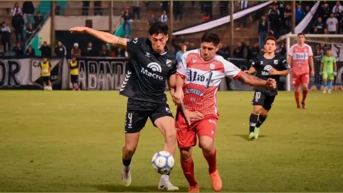 Fueron más de 90 minutos de pelea, y aunque Morón se despertó en el segundo tiempo, no tuvo definición y el partido terminó empatado.