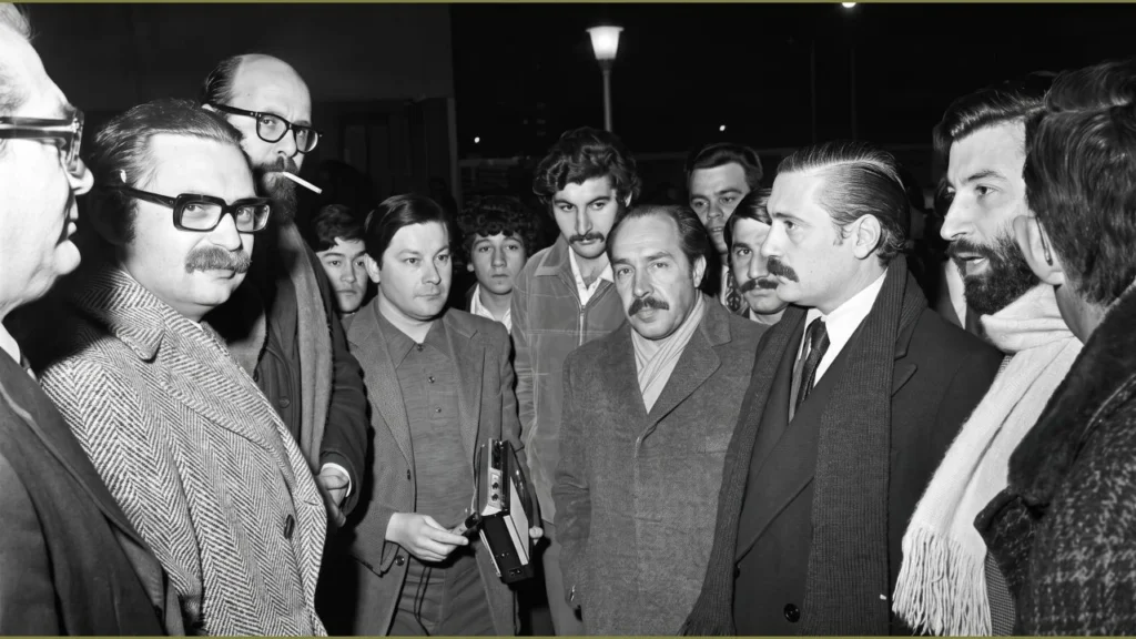 La contracara. Integrantes de la Asociación Gremial de Abogados de Buenos Aires llegan a Trelew tras la fuga del Penal de Rawson y realizan una conferencia de prensa afuera del estudio de Mario Abel Amaya y David Patricio Romero. De izquierda a derecha, Pedro Galin, Miguel Angel Radrizzani Goni, Rodolfo Ortega Peña, con micrófono en la mano el periodista de JORNADA Hugo Hernando, los de atrás S.i., Carlos Gonzales Gartland, Eduardo Luis Duhalde y Rodolfo Mattarollo. Los demás S.i. 18 de Agosto de 1972. Provincia del Chubut, Ciudad de Trelew. Afuera del estudio de Mario Abel Amaya y David Patricio Romero.
