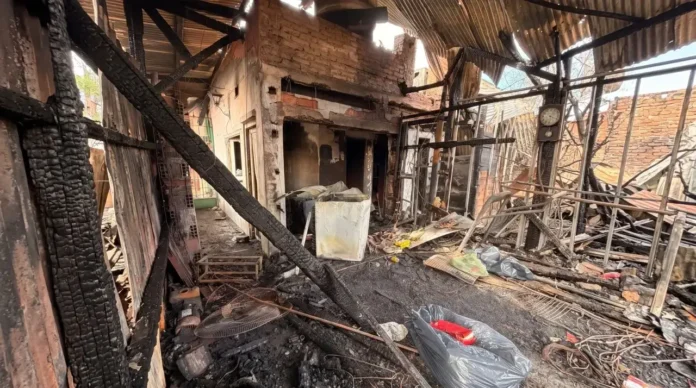 El incendio tomó un depósito y una vivienda familiar ubicada en Pueyrredón y Rivadavia, en Morón.