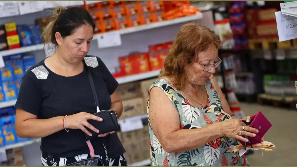 Y es cierto. El consumo no crece, crecen las deudas impagas, el país crece en la macro, el déficit es impreciso, el dólar está atrasado. Se vive peor o mejor que hace cinco años. Fácil la respuesta.