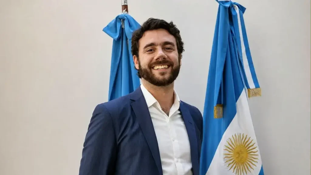 El Secretario de Hacienda Guido Napolitano, sonriente, para la foto, quebró el municipio sin saberlo.