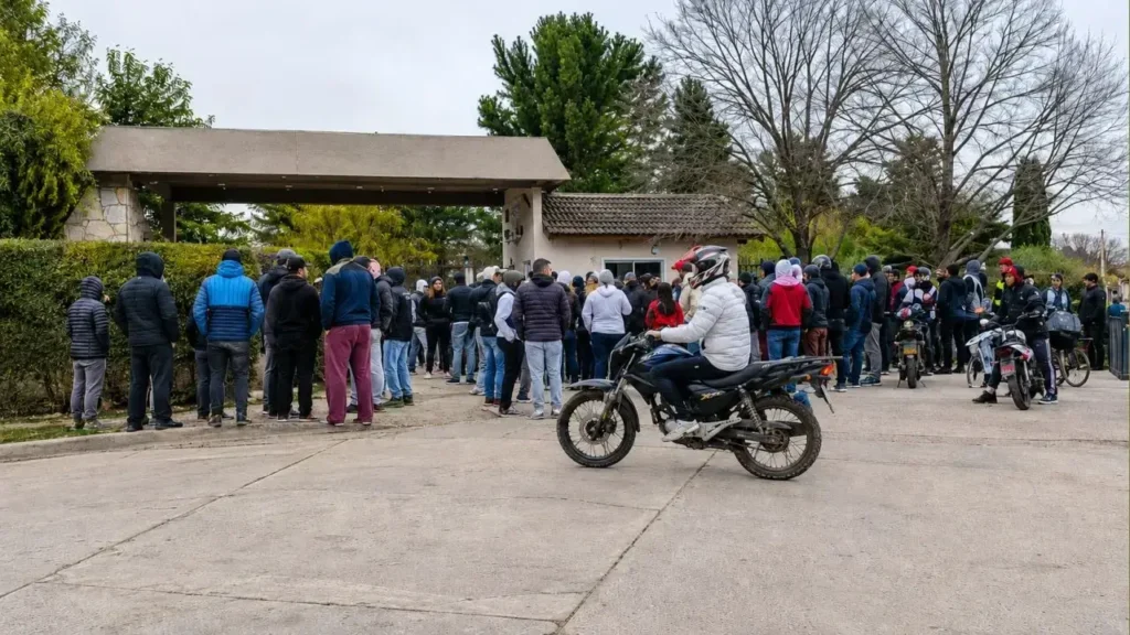 Llegada al cementerio privado Lar de Paz, ubicado en González Catán, entre cortes de moto y tiros al aire.