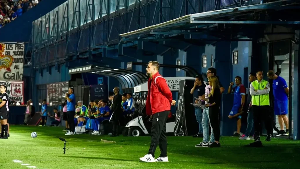 Por más que Walter Otta intentará cambiar el juego, Deportivo Morón no logró superarse