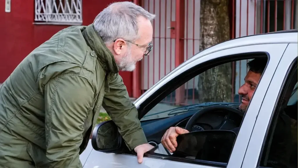 Te frena el auto con una mano y te come la cabeza Martín Sabbaatella, que le gusta que lo escuchen y escuchar. Esa camapaña, está haciendo en este momento, como en 2003, mano a mano, cuadno llevó la boleta de Nuevo Morón, repartió tijeritas y fundó el "boom sabbatella".
