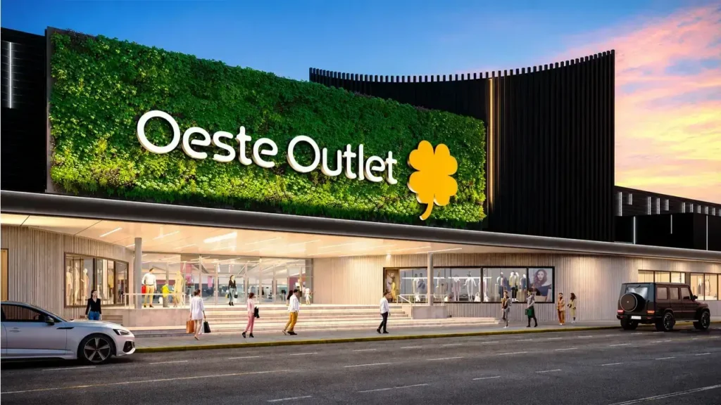 La futura fachada proyectada del futuro centro comercial Oeste Outlet, con diseño sustentable e ingreso principal peatonal.