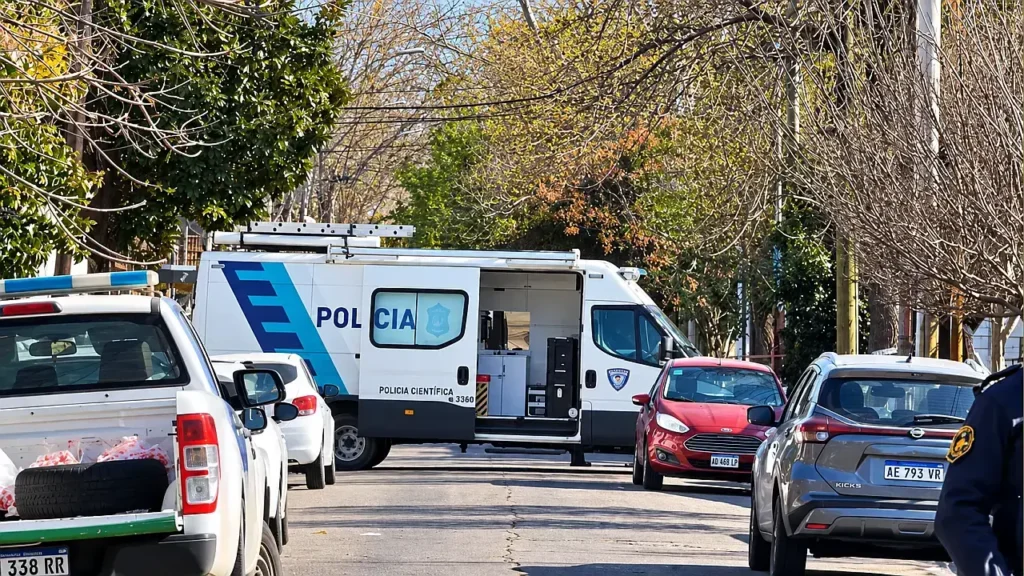 La Policía Científica en el lugar. Ahora habrá que buscar pequeñas pruebas para determinar qué ocurrió y dar con los ladrones.