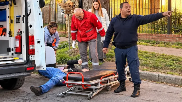 La víctima, identificada como Hernán Mariano Catarraso, un policía retirado, recibió un disparo en el abdomen. Pudo defendeser y disparó su arma reglamentaria.