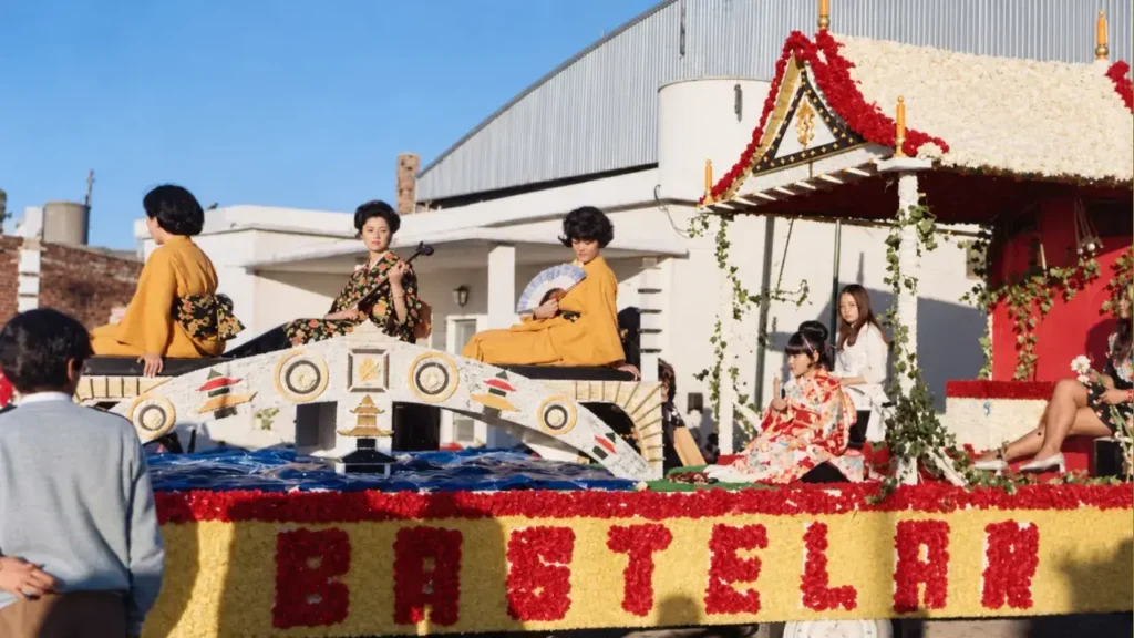 Carroza de la mariposa con más de 25.000 claveles. Las imágenes pertenecen al archivo de Pablo Frecero y muestran los desfiles sobre Avenida Arias, las bandas escolares, la reina, los automóviles decorados y las carrozas florales.