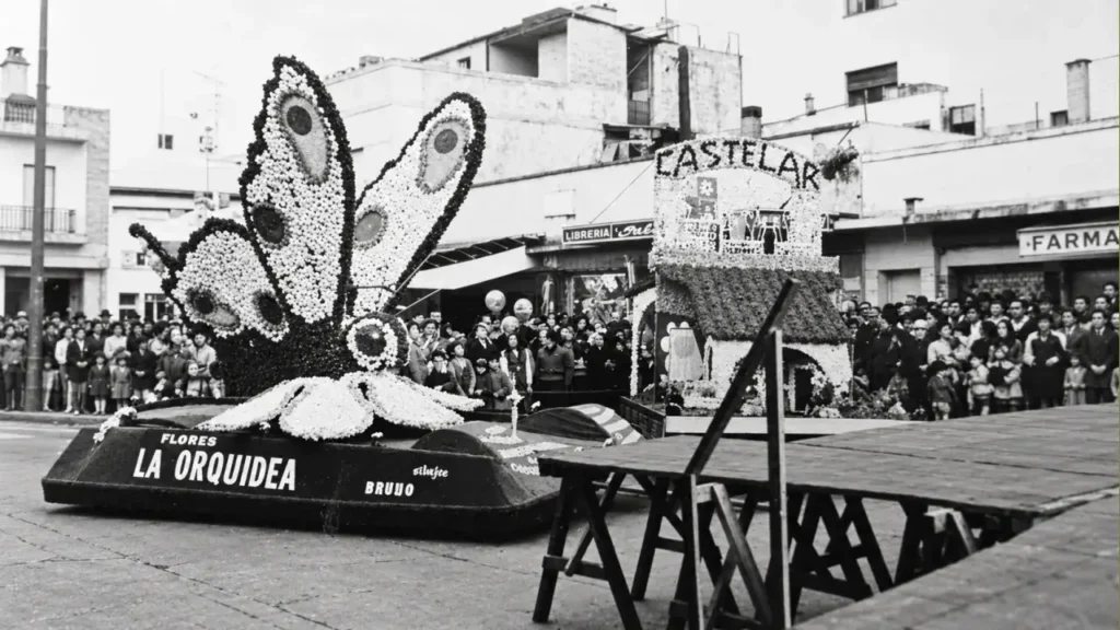 La foto sin restaurar de la carroza del Día de la Primavera en Castelar y su travesía por la Avenida Arias.