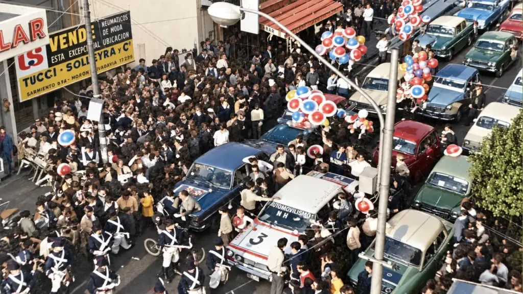 La fotografía corresponde a un desfile de primavera en Castelar, durante las celebraciones organizadas entre fines de la década de 1960 y comienzos de los años 70.