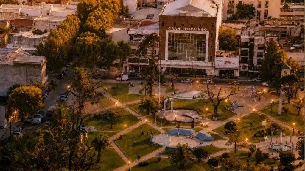 La Plaza General San Martín, en la esquina de 24 de Octubre y Mariano Acosta. La "sede central" del FRICC 2026.