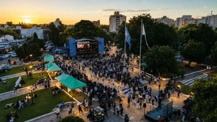 Así empezó la Primera Edición del Festival FRICC 2025. Con un público tímido convocado por la música y la fiesta.
