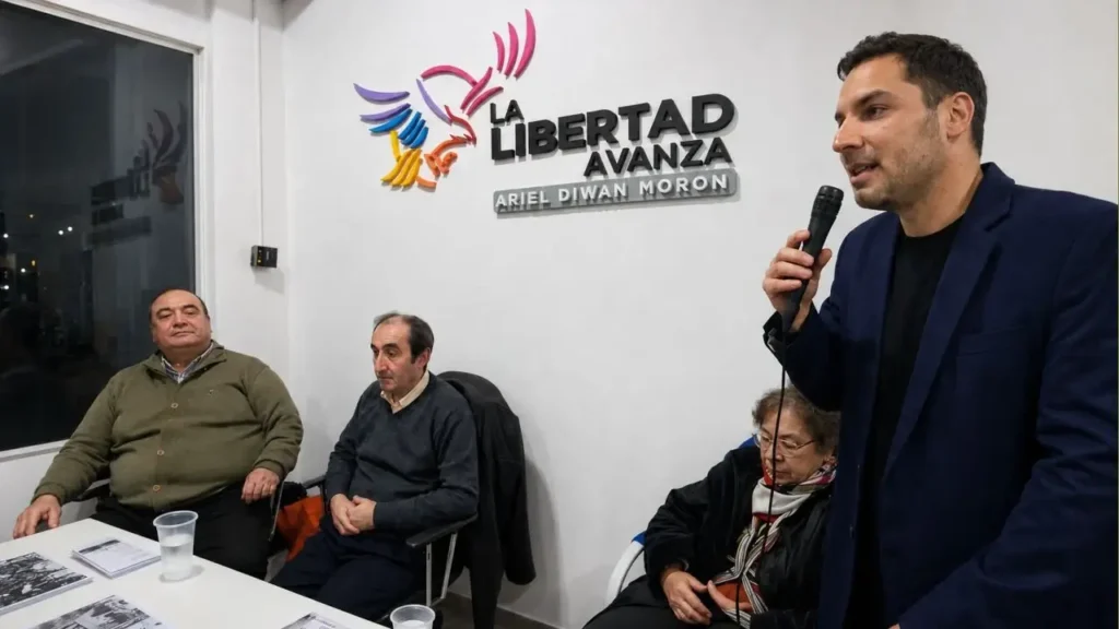 Pablo Tozzi, Presidente del Bloque de La Libertad Avanza, abre la charla sobre Manuel Fresco. 