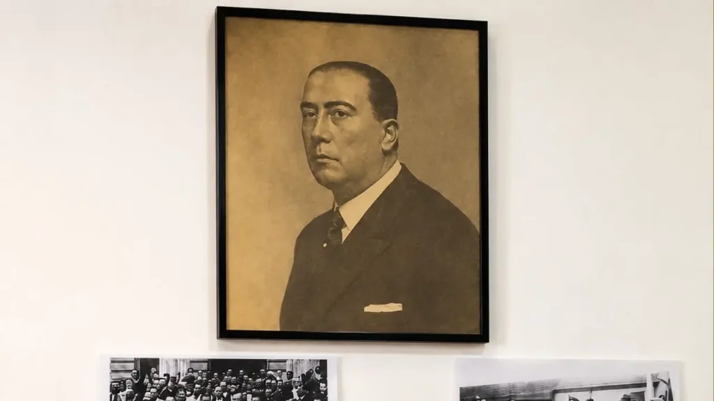 El gran retrato de Manuel Fresco en el local de La Libertad Avanza de Ariel Diwan que se expuso durante la charla.