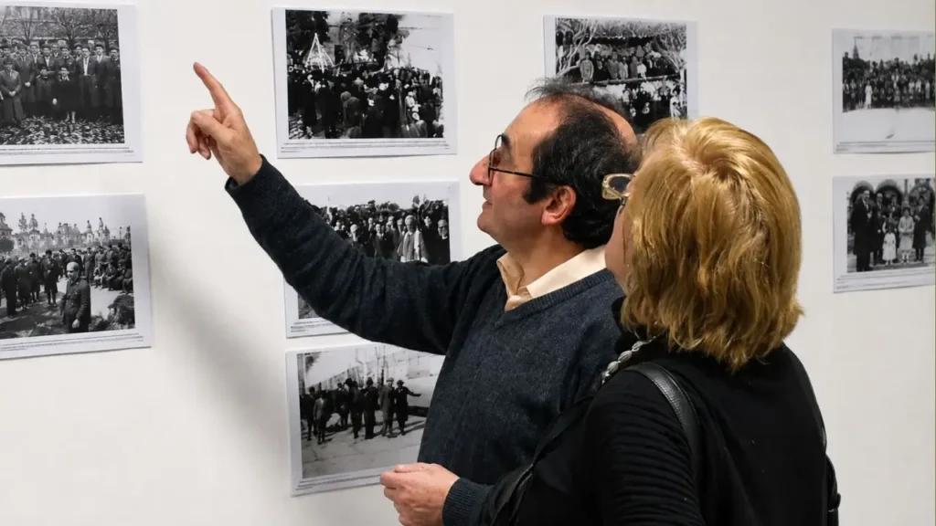 A la muestra fotográfica se sumó una explicación de cada obra en que la Manuel Fresco, destituído de la gobernación, realizó.