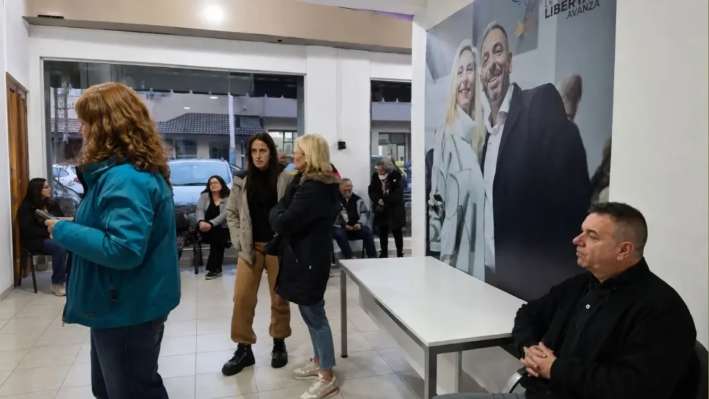 Y no podía faltar inmensa, gigante, la foto de Karina Milei junto a Ariel Diwan.