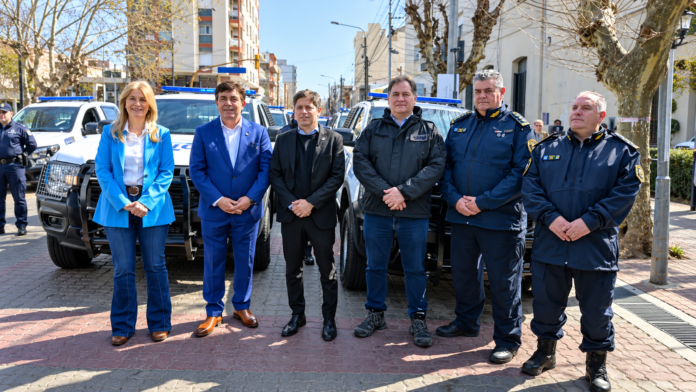 El gobernador bonaerense Axel Kicillof, el intendente de La Matanza Fernando Espinoza, la vicegobernadora Verónica Magario y el ministro de Seguridad Javier Alonso durante la presentación y entrega de nuevos patrulleros para fortalecer la seguridad en el distrito.