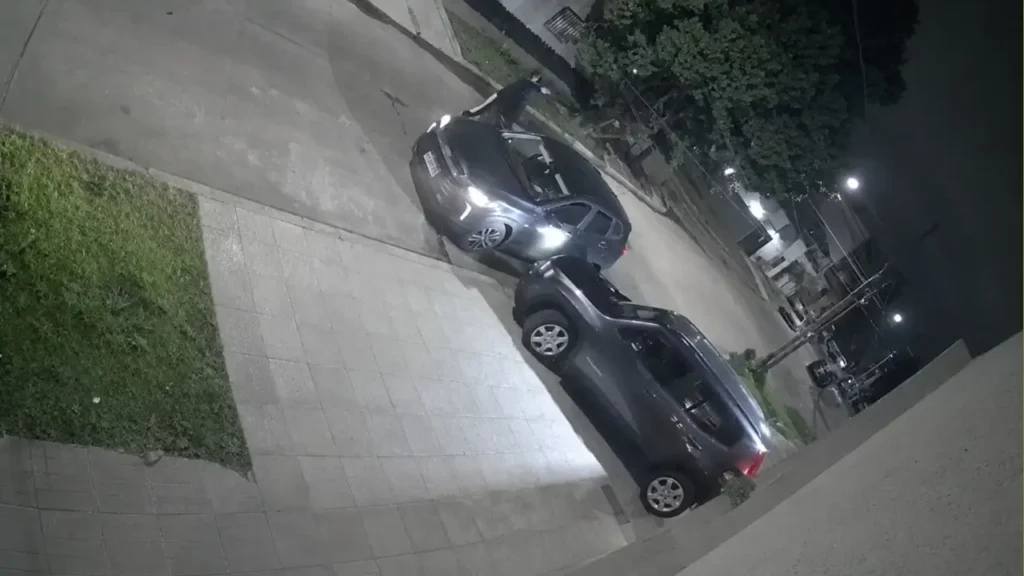 Al vecino de El Palomar le cruzan un auto, le apuntan a la cabeza y lo hacen descender sin saber qué será de su vida. 