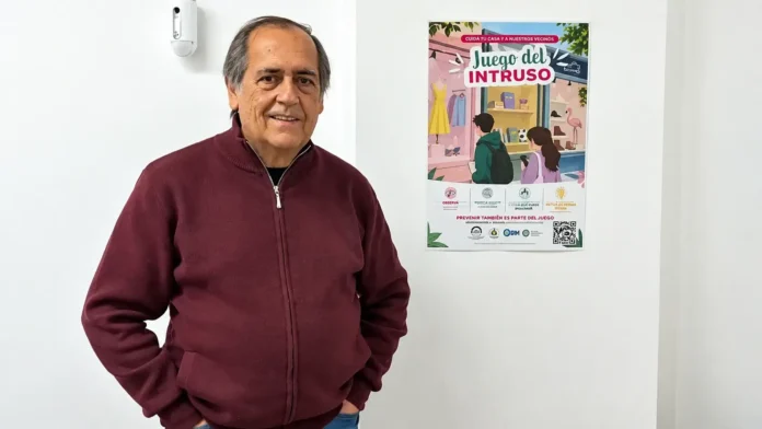 El Presidente de la Cámra de Castelar, Gustavo Palese, y la urna al lado. Así festeja la Cámara la Semana de la Primavera. Sumate YA! Jajajajajajaa.