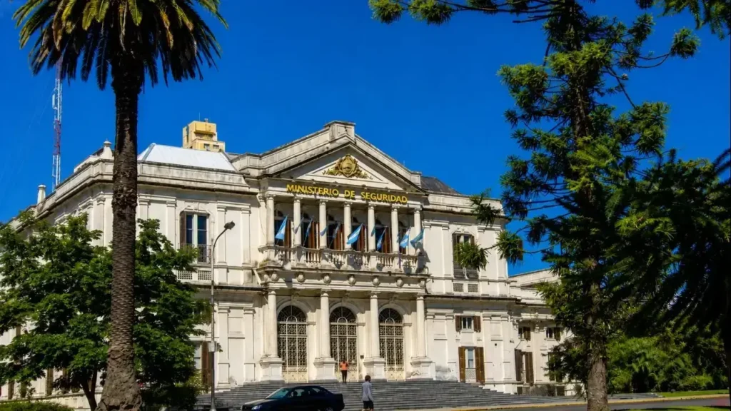 El Ministerio de Seguridad Bonaerense quiere trabajar con los Municipios. Pero la Provincia dice que Nación absorvió los fonods y contrajo la ayuda a cero.