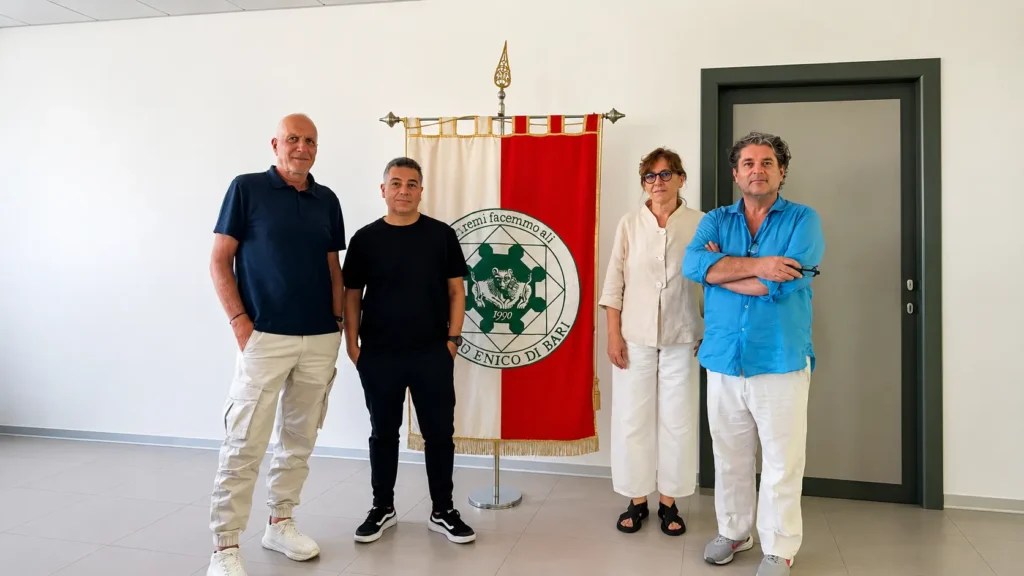 La delegación de la Universidad de Morón, junto al estandarte institucional del Politécnico de Bari, universidad italiana fundada en 1990 que participó del Workshop Internacional “Croquis de Viaje”.