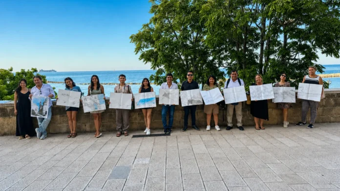 Los estudiantes que participaron del Workshop Internacional de Arquitectura “Croquis de Viaje” exhibiendo sus trabajos.