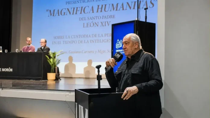 El rector de la Universidad de Morón, Héctor Norberto Porto Lemma, se refirió al avance de las nuevas tecnologías y al desafío que enfrentan las universidades para preservar el pensamiento crítico, la investigación y la dimensión humana del conocimiento.