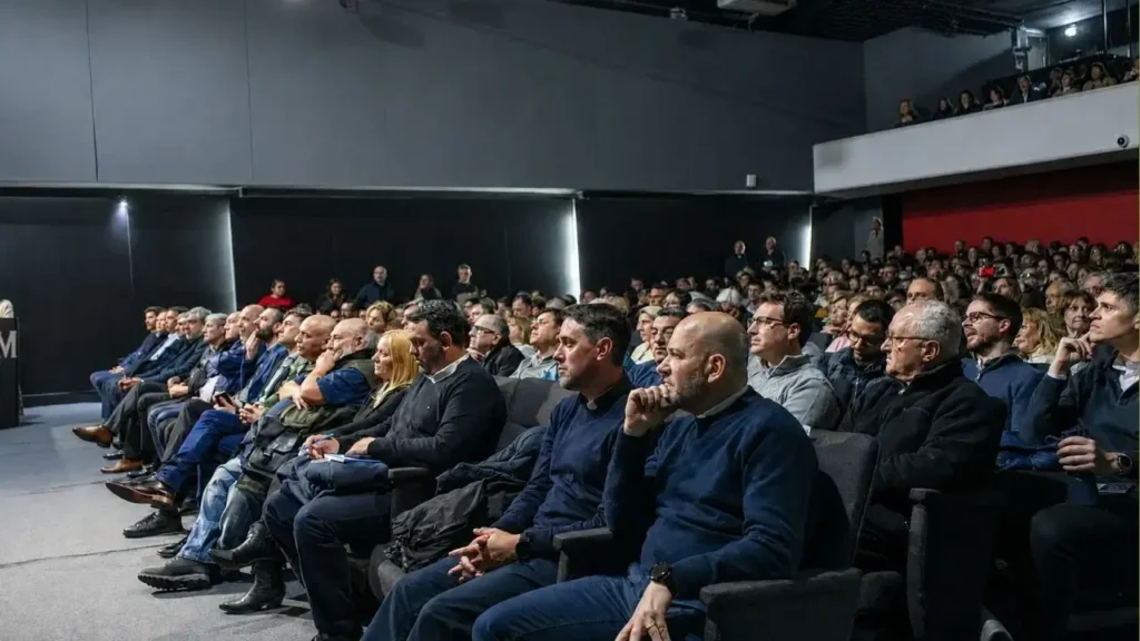 El auditorium lleno de autoridades de Morón, Hurlingham e Ituzaingó.