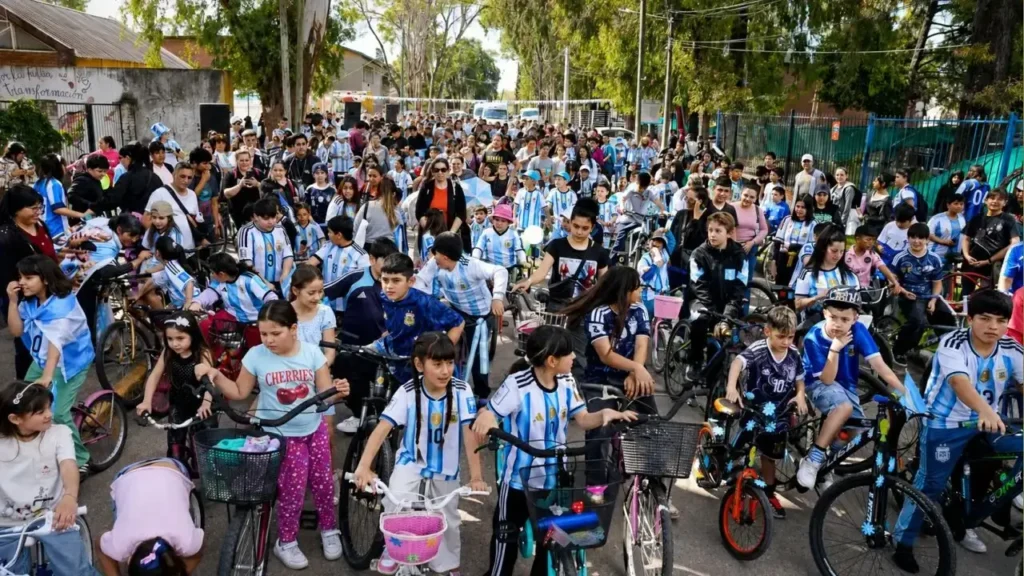 Una multitud de vecinos en la caravana que recorrió una parte de Ituzaingó conmemorando la vida.