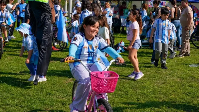 Más de 1.500 vecinos y vecinas de los barrios Los Cardales y Las Cabañas participaron de la bicicleteada “Por la Memoria” en Ituzaingó.