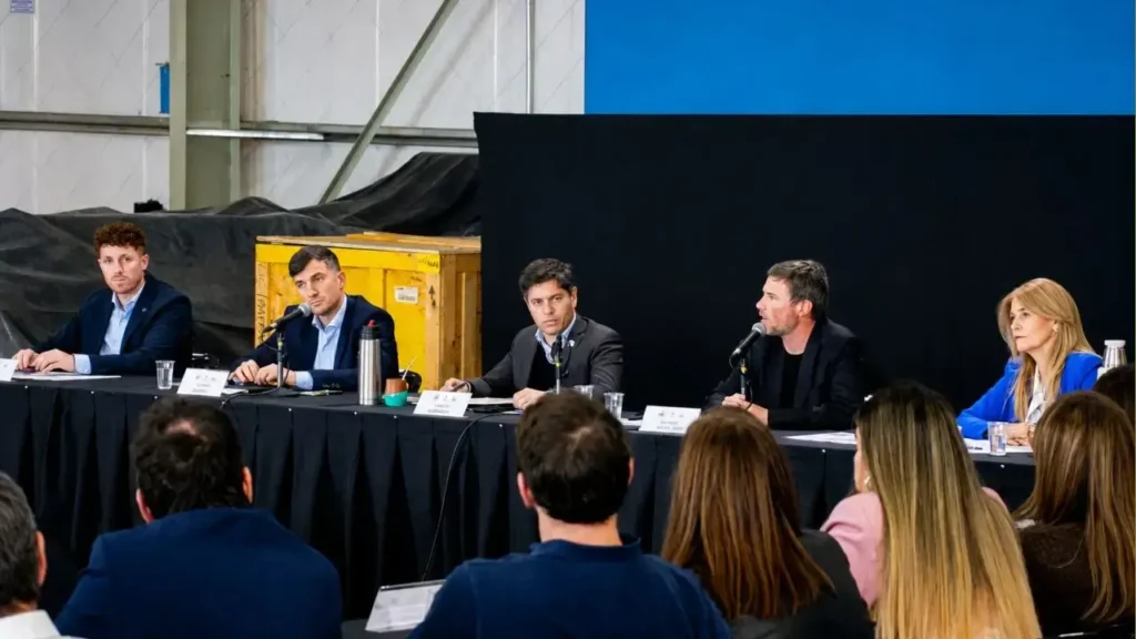 En medio de la foto, el intendente Lucas Ghi; el gobernador, Axel Kicillof; y el Ministro de Producción, Ciencia e Innovación Tecnológica, Augusto Costa.