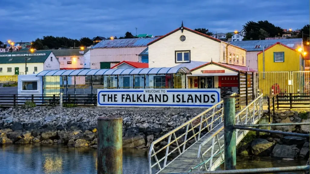 Puerto Argentino con el nombre de los apropiadores a la vista de todos para que nadie tenga dudas. 