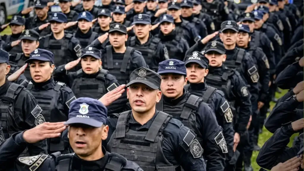 Para tener Estado Policial, una persona debe cumplir los requisitos de ingreso, superar el procedimiento de selección, formación, curso o concurso que corresponda, ser incorporada al personal policial y ocupar un lugar en la escala jerárquica de una de las Policías Bonaerenses.